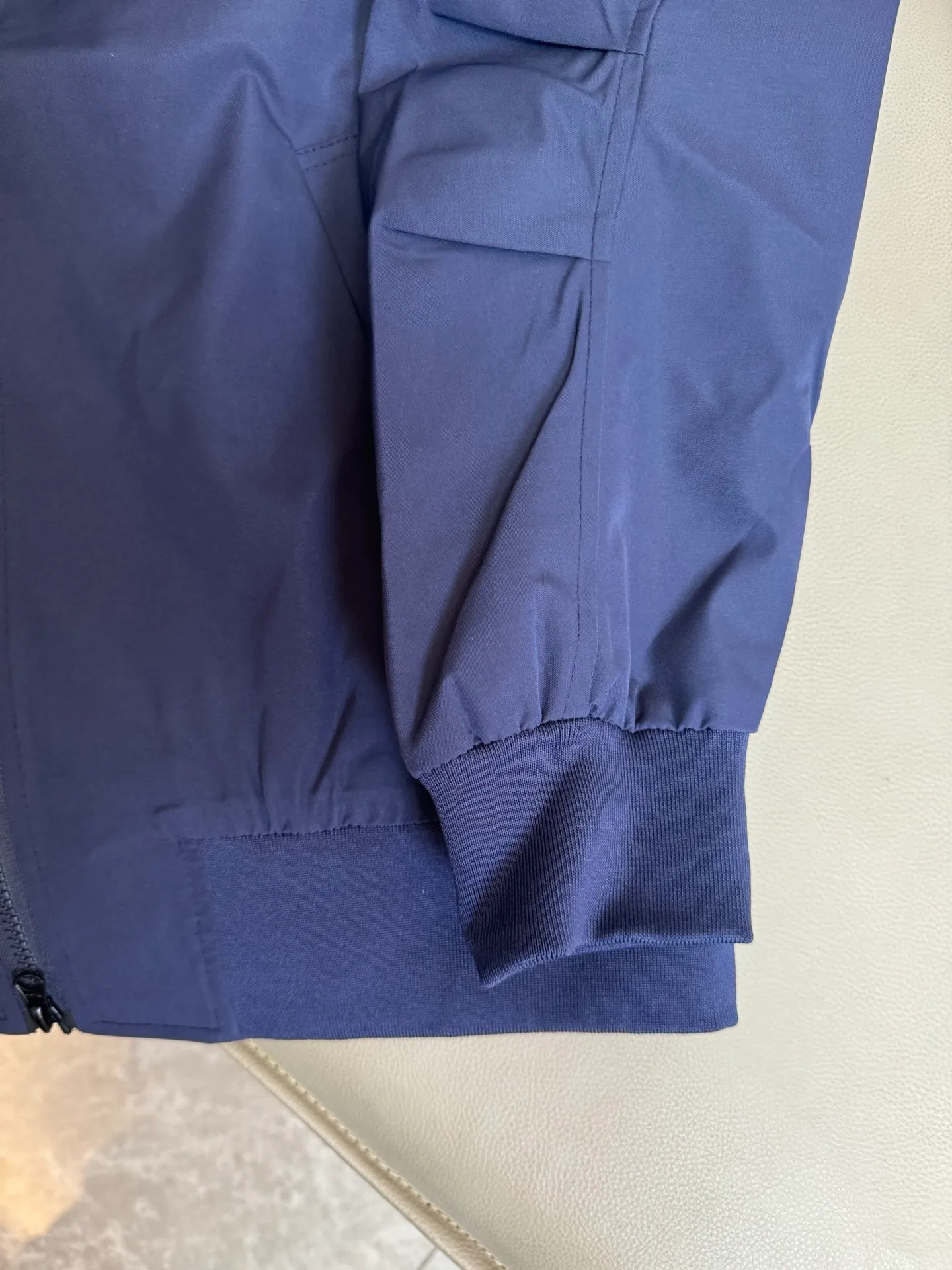P320 Ralh Lauren men's old money style veteran stand collar workwear Harrington jacket. Ralh Lauren has gone crazy this year. The upper body of major Internet celebrities. The fabric has a double-layer shin feel and is full of weight! It's not as heavy as a regular jacket, and the ordinary cotton material feels really different. This one is super comfortable, soft and stylish, and has a green plaid interior that has a retro movie fashion feel! The fit is loose but not baggy. The size is just right and not too picky. The dropped shoulder design modifies the shoulder shape without making it look bulky. This silhouette is a style that will never go out of style after being worn for a long time. The upper body is also very durable and recognizable. The loose and reasonable fit can be worn by both men and women, making it easy to create a clean and refreshing youthful look. The embroidery on the chest is all German Oman embroidery fiber with original data. The embroidery process is very particular. It uses Japanese Tajima machines to ensure the embroidery is exquisite and three-dimensional. That is what I said is different from the ones on the market. Regarding the workmanship, the version is a loose version and can be used by boys and girls!! Color: black, navy, size: S-XL